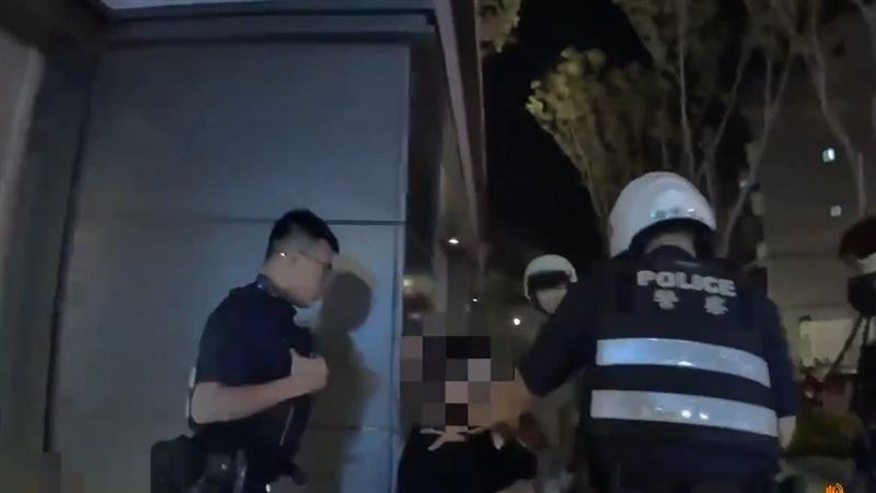 新北板橋警埋伏發現毒品通緝犯，警匪追逐到夜市，警民合作下順利逮人。（圖／翻攝畫面）