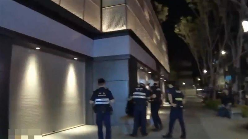 新北板橋警埋伏發現毒品通緝犯，警匪追逐到夜市，警民合作下順利逮人。（圖／翻攝畫面）