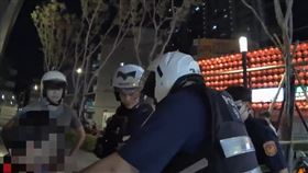 新北板橋警埋伏發現毒品通緝犯，警匪追逐到夜市，警民合作下順利逮人。（圖／翻攝畫面）
