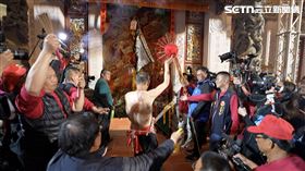 （里港玉賢宮王爺公帶領眾人準備開廟門／寶島神很大提供） 