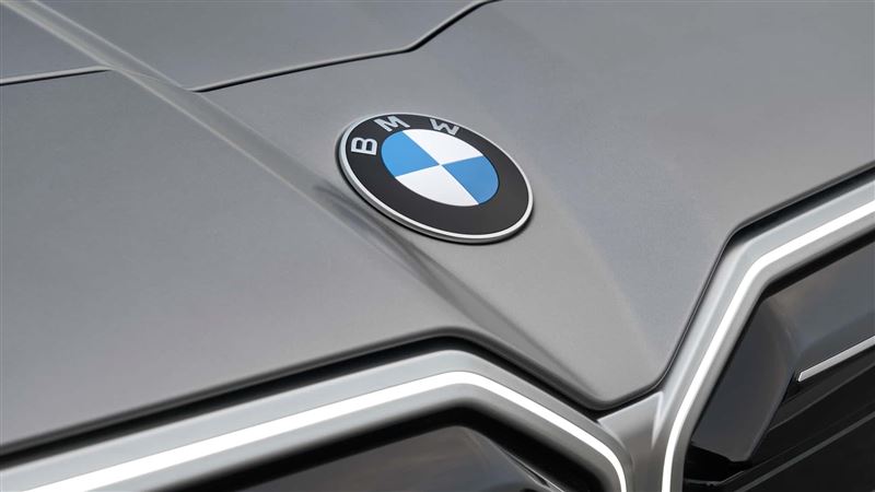 引擎蓋中央一路延伸到水箱護罩的凹槽設計，讓車頭夠有層次感。（圖／翻攝BMW網站）