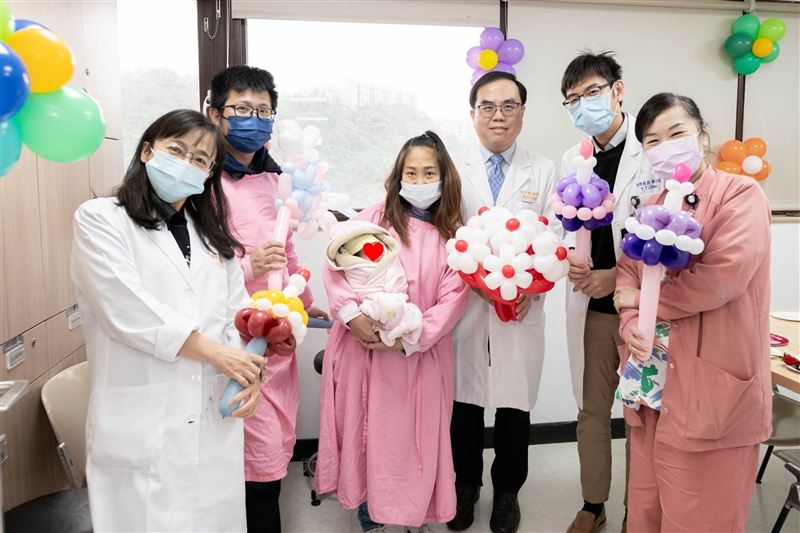 畢小姐（左三）接受透析後月經已中斷3年多，去年意外發現胎動。在基隆長庚跨科團隊照護下，於年底順利產下一名女嬰。（圖／基隆長庚提供）