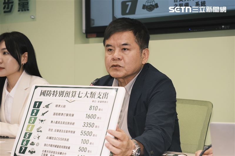 莊瑞雄諷刺，較為老派的賴士葆看到民進黨有新秀，「散發的魅力威脅到他比較脆弱的心靈，所以難免恐慌」，而沈伯洋這樣腦袋清楚的年輕教授，對賴士葆這「老教授」而言會產生很大的衝擊。（圖／記者楊士誼攝影）