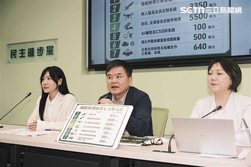 徐巧芯拋出八千億軍購，民進黨團直言「國民黨就輸給一個小女生（徐巧芯）啦，一個小女生講出8000 億，把全中國國民黨嚇到了」。（圖／記者楊士誼攝影）