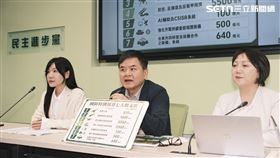 徐巧芯拋出八千億軍購，民進黨團直言「國民黨就輸給一個小女生（徐巧芯）啦，一個小女生講出8000 億，把全中國國民黨嚇到了」。（圖／記者楊士誼攝影）