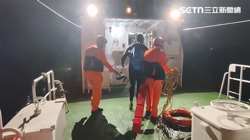 海巡在貴山西北方0.8浬禁止水域線內0.6浬查獲38歲本國籍盧姓男子。（圖／翻攝畫面）