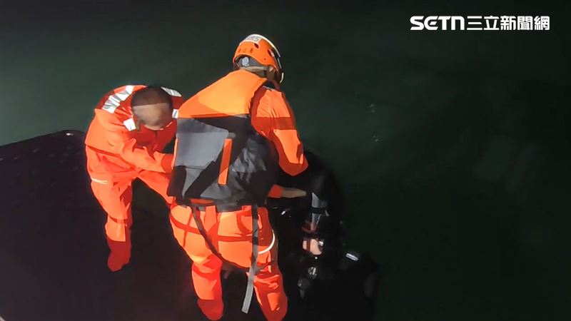 海巡在貴山西北方0.8浬禁止水域線內0.6浬查獲38歲本國籍盧姓男子。（圖／翻攝畫面）