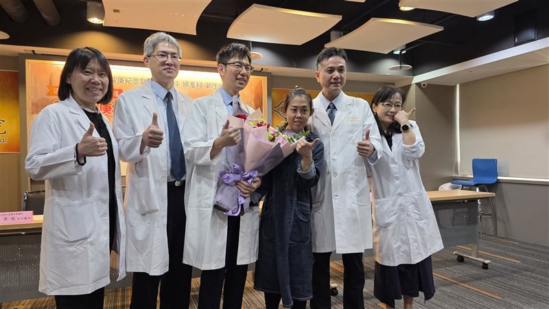 長庚醫院今舉辦「透析媽咪的奇幻旅程：基隆長庚跨科團隊攜手，助洗腎婦女奇蹟順產」記者會，畢小姐（右三）也出席分享生產經歷。（圖／長庚醫院提供）