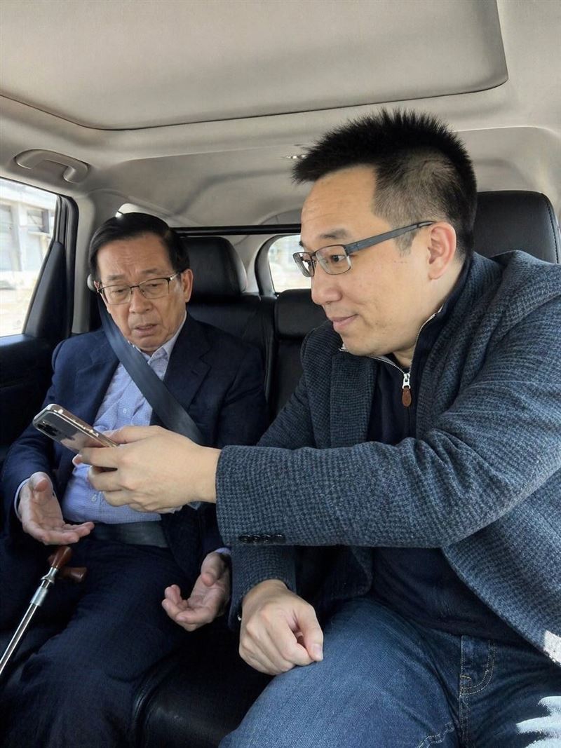 陳致中（右）曬出1張和陳水扁（左）的照片，並喊「做了一件大義滅親的事」。（圖／翻攝自Threads@achung0122_takao）