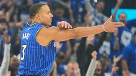 奧蘭多魔術隊巴恩（Desmond Bane）在讀秒階段投進關鍵擦板三分球。（圖／美聯社／達志影像）