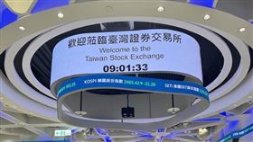 台股頻傳上億違約交割！專家阮慕驊直指，散戶因好賺而過度自信、放大槓桿狂賭，慘遭掃出場。他強調投資如爬山，需按部就班控管風險，「股市不是比誰賺得多，而是比誰活得久！」（示意圖／PIXABAY）