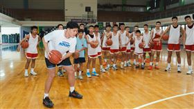 廖偉皓教學。（圖／高雄全家海神提供） 