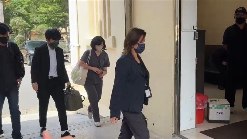 女警陳芊雯產後血崩不治，檢察官會同法醫進行解剖。（圖／翻攝畫面）