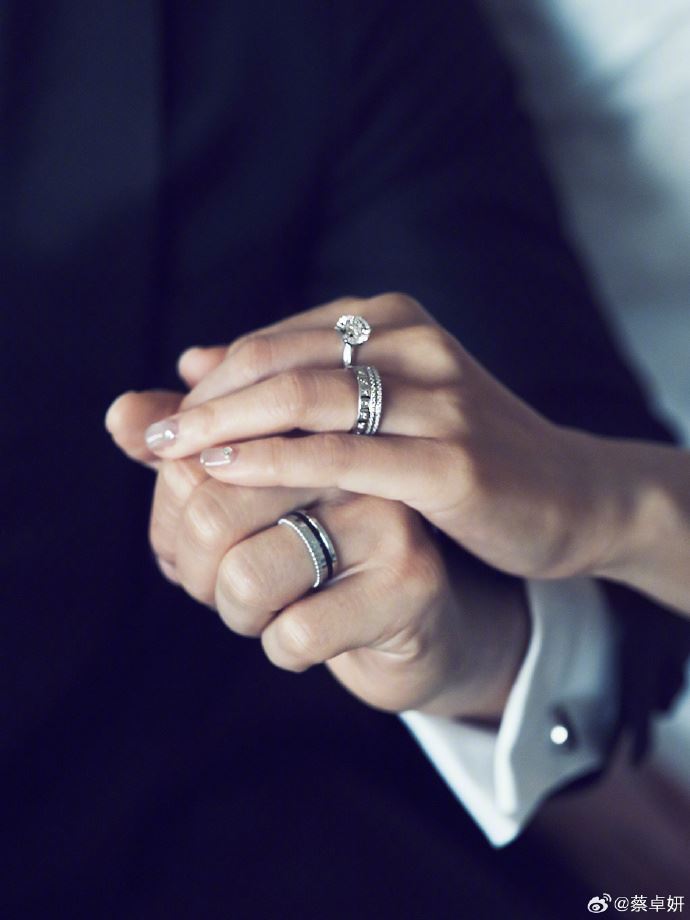 蔡卓妍（阿Sa）甜嫁林俊賢，曬出巨大婚戒。（圖／翻攝自蔡卓妍微博）