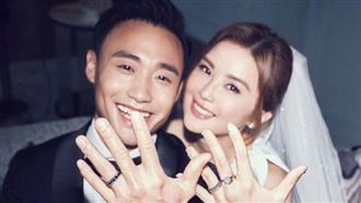 新／恭喜阿Sa蔡卓妍結婚了　甜曬巨大鑽戒