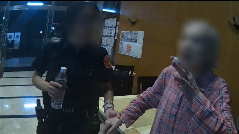 女警鄭詠心曾幫助66歲獨居婦人因病倒臥家中，及時救援，助命危婦人撿回一命。（圖／翻攝畫面）