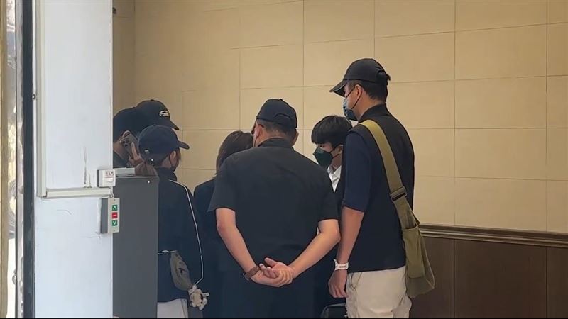 女警陳芊雯產後血崩不治，檢察官會同法醫進行解剖，丈夫也在家人陪同下現身。（圖／翻攝畫面）