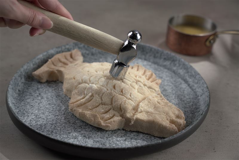 雲品國際特邀台東慢食三星主廚至礁溪了了擔任行政主廚。以蘭陽食材與部落採集元素，打造全新晚餐，圖為圖為月桃葉鹽封烤製新鮮海魚的熱前菜。（圖／飯店旅宿業者提供）