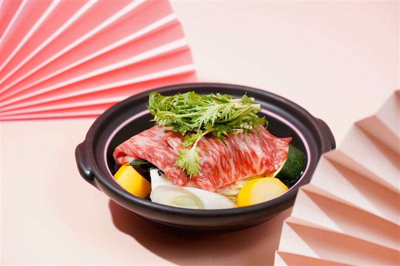 強肴「和牛 山當歸風」以山當歸、昆布與鮮蔬熬湯，襯出九州A4黑毛和牛的甘鮮脂香。（圖／飯店旅宿業者提供）