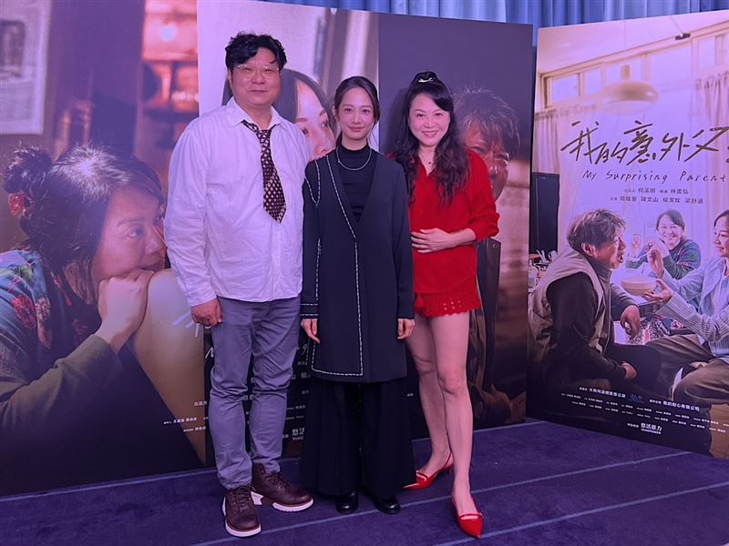 （左起）陳文山、簡嫚書、楊潔玫因《我的意外父母》結緣，感情就像一家人。（圖／我的耐心有限公司）