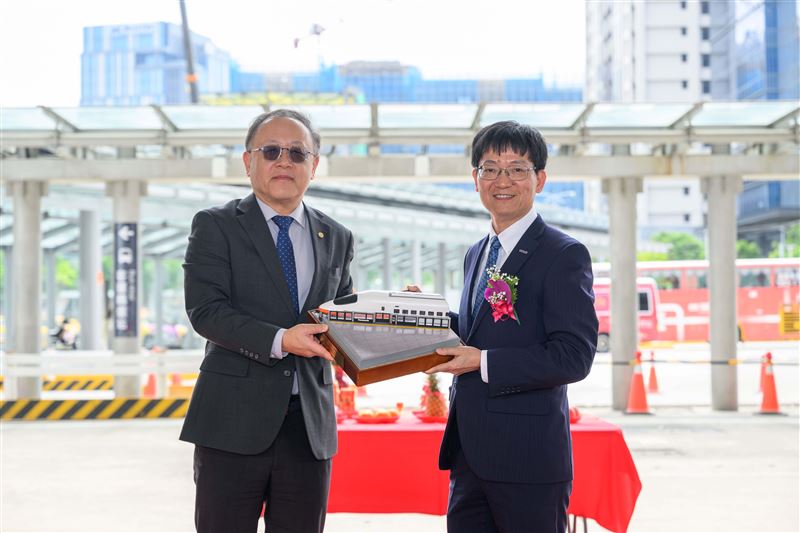 台灣高鐵史哲董事長(左)、台灣松下電器公司黃政成董事長(右)出席「高鐵全線11站月台門工程開工祈福儀式」。（圖／台灣高鐵提供）