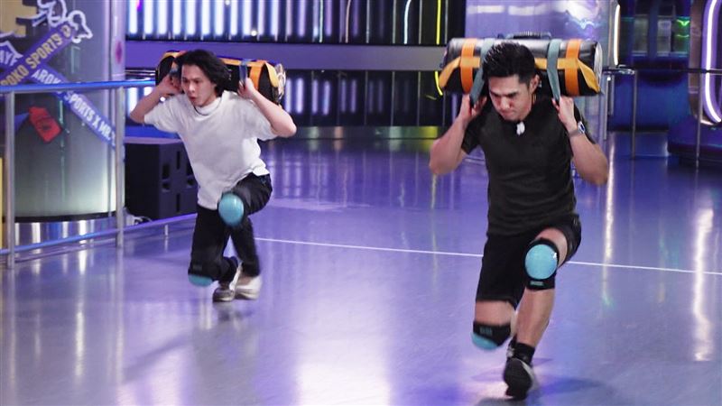 祖雄(右)與玉兔尪Howard正面交鋒，展開長型沙袋上肩測試賽。(圖／台視提供)