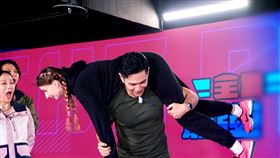 祖雄扛起佳娜完成深蹲挑戰，展現滿滿恩愛。(圖／台視提供)