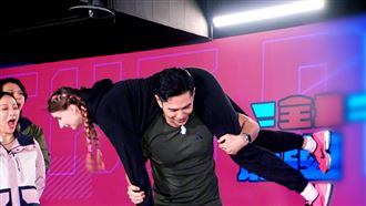 佳娜突整個人騰空　祖雄舉起她「狂深蹲」