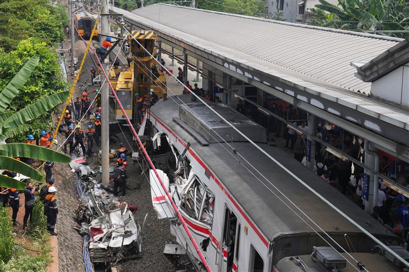 印尼雅加達附近27日發生造成14人罹難的列車相撞事件，當局表示受創最嚴重的是通勤列車的女性專用車廂。（圖／美聯社／達志影像）