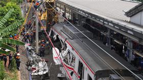 印尼雅加達附近27日發生造成14人罹難的列車相撞事件，當局表示受創最嚴重的是通勤列車的女性專用車廂。（圖／美聯社／達志影像）