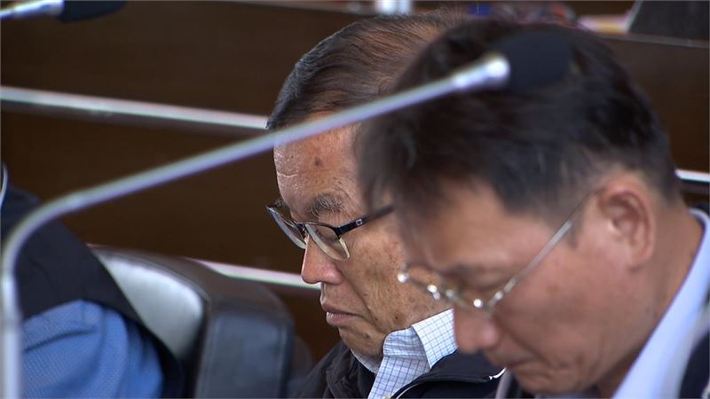 議員陳俞融砲火猛烈質詢廚餘問題時，發現座位的吳盛忠眼神迷離、一度閉目養神，讓藍綠議員都不買單。（圖／翻攝畫面）