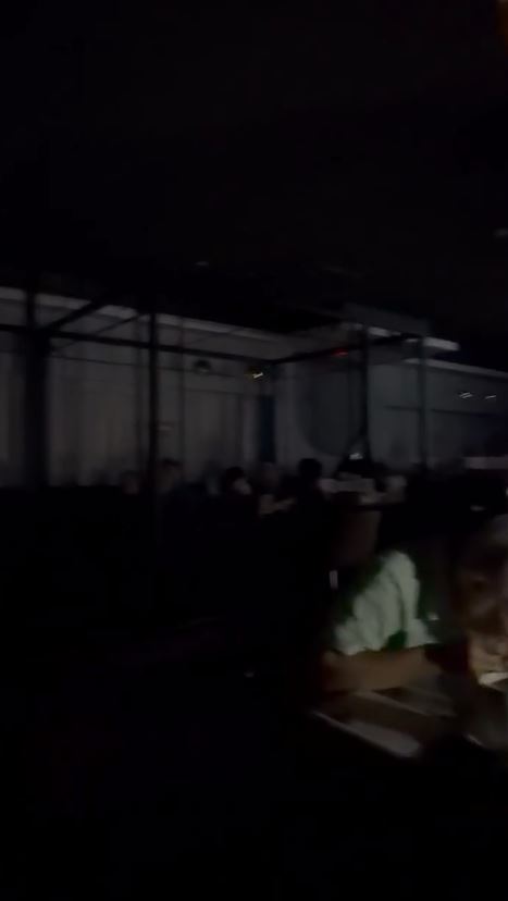 停電時間正值用餐時段，許多民眾只能摸黑用餐。（圖／sayos_17授權提供）