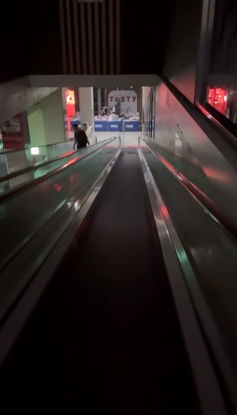 28日下午1時許，台中西屯區文心路家樂福周邊商圈無預警停電。（圖／sayos_17授權提供）