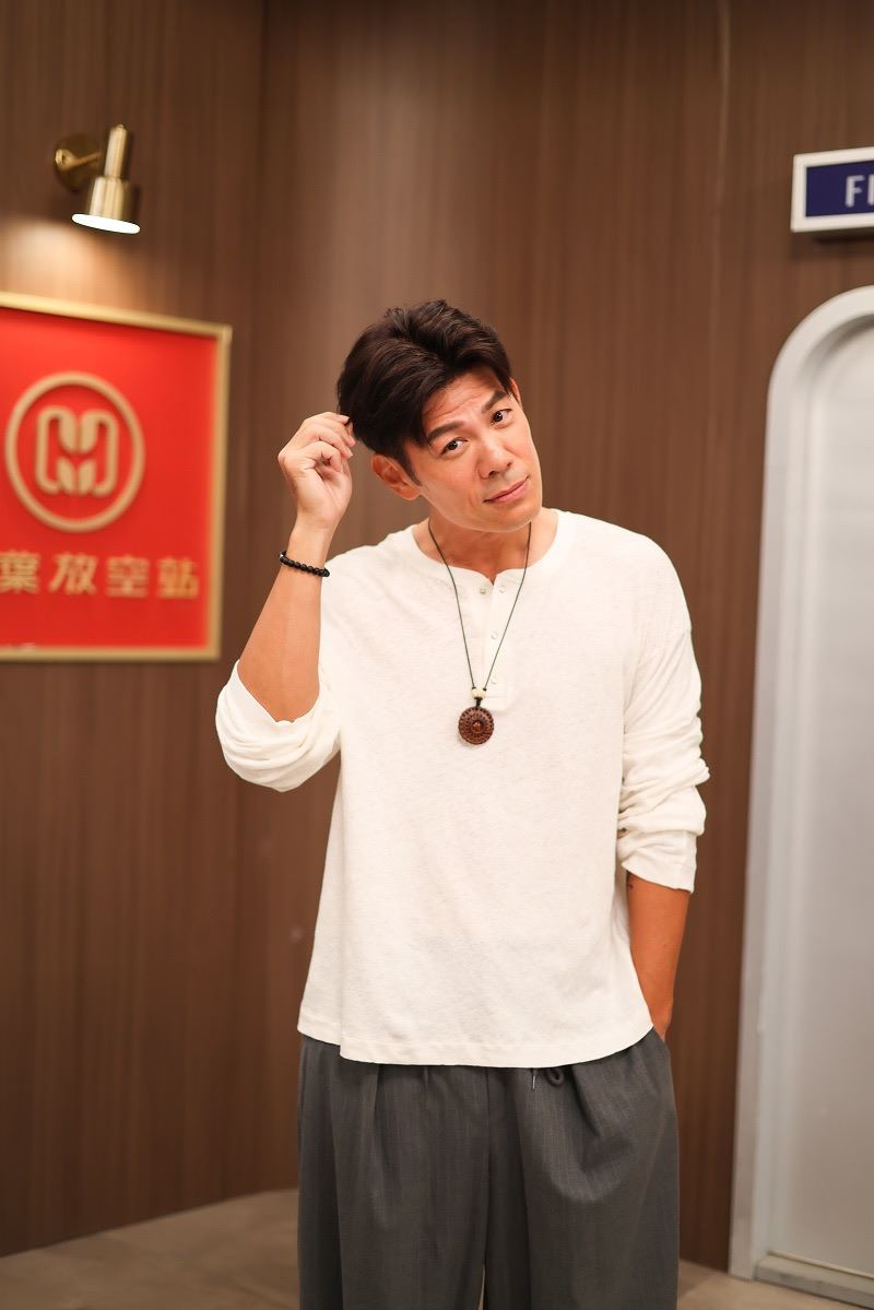 陳志強詮釋從美國返台的「機車醫生」方雲龍，造型走粗獷自然風格。（圖／民視提供）