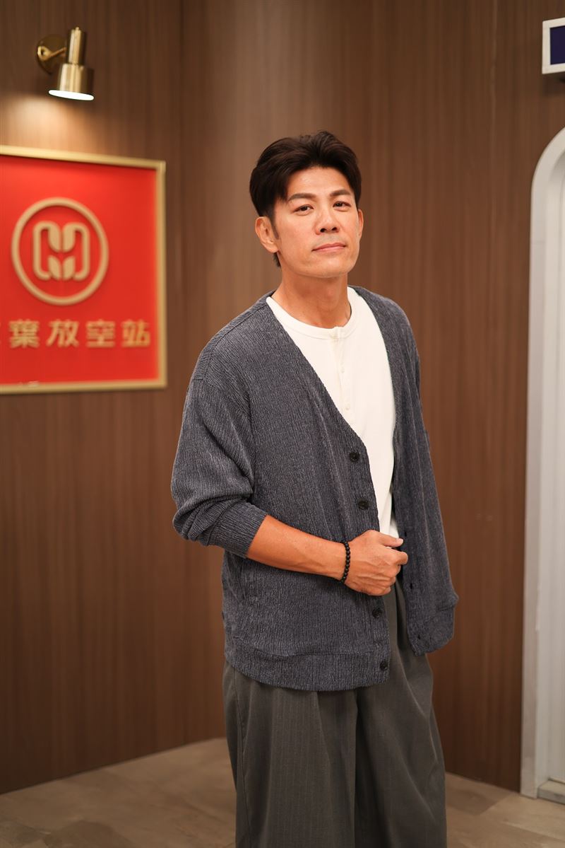 陳志強幾乎素顏上陣、不刻意整理髮型，展現鄉野生活的不修邊幅魅力。（圖／民視提供）