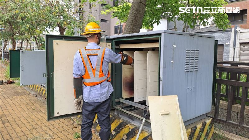 台電人員到場搶修，於下午2時28分恢復供電，停電原因有待釐清。（圖／翻攝畫面）