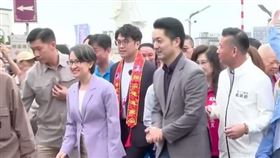 蔣萬安和沈伯洋同台，在蕭美琴一左一右（圖／翻攝畫面）