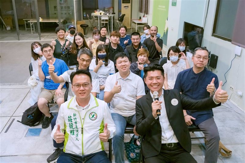民進黨新竹市長參選人莊競程（前排左）昨與民進黨籍新竹市北區議員參選人林士凱（前排右）舉辦青年座談會。（圖／林士凱提供）