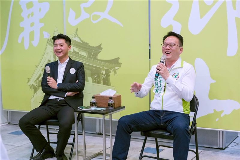莊競程（右）被問到新竹市棒球場問題，也回應「如果我當市長，一定讓大家可以進場看球賽。」（圖／林士凱提供）