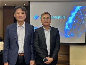 華洋精機董事長邱見泰（左）、總經理蕭賢德（右）合影。（圖／記者余國棟攝影）