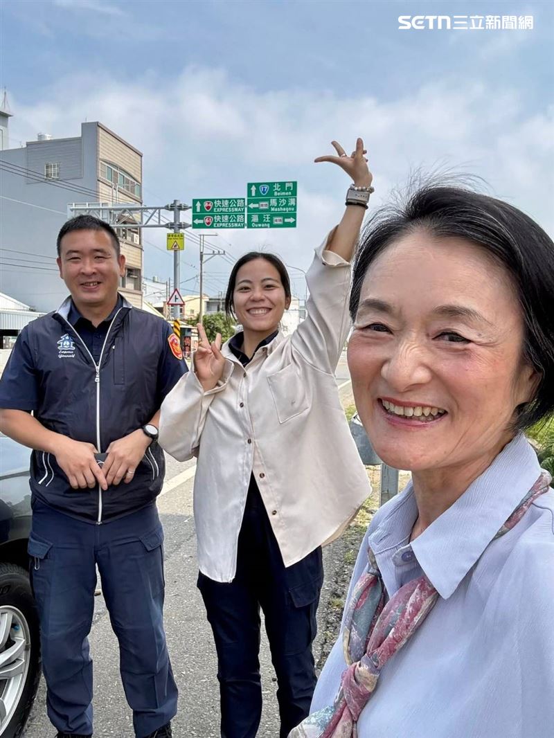 鄭姓女警笑容開朗、認真工作，更因為防詐宣導和資深藝人譚艾珍交情相當好。(圖／翻攝譚艾珍臉書)