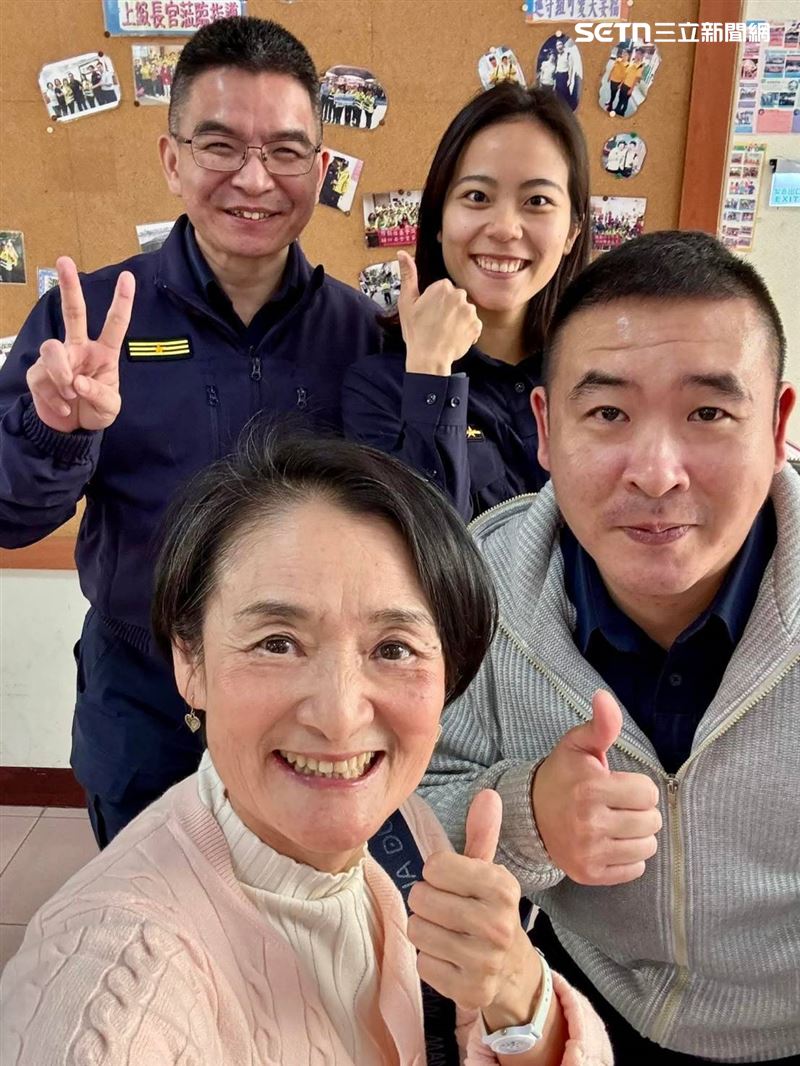 資深演員譚艾珍因曾遭詐騙而受邀擔任防詐大使，警局特別指派工作細膩的鄭詠心陪同，走遍台南市37個行政區。(圖/翻攝畫面)