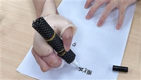 治療師製作輔具幫助他重新練習寫字。(圖／陽光基金會提供）