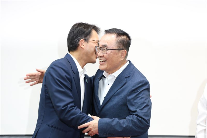 民調結果公布，黃國昌展現風度和李四川擁抱，承諾將全力投入輔選。（圖／李四川辦公室提供提供）