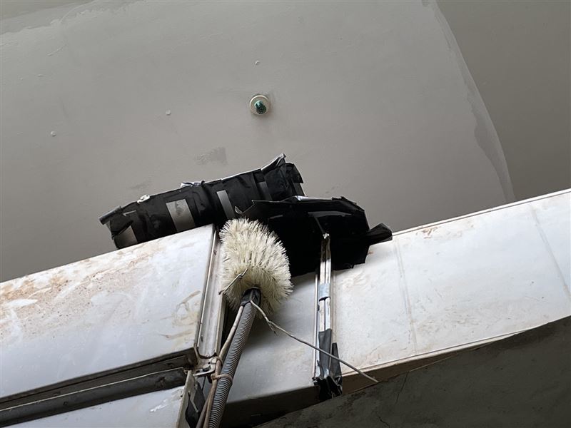 防鼠刷與防鼠攀爬金屬滑板。（圖／北市動物園提供）