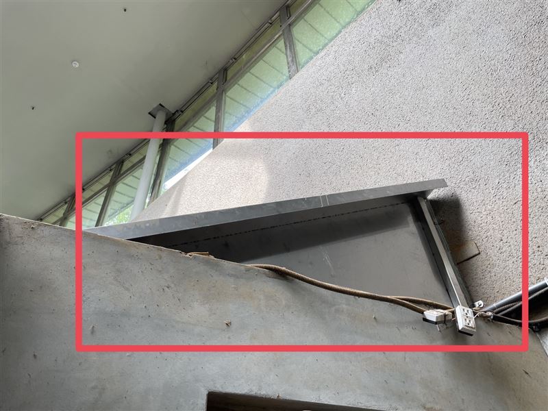 防鼠刷與防鼠攀爬金屬滑板。（圖／北市動物園提供）