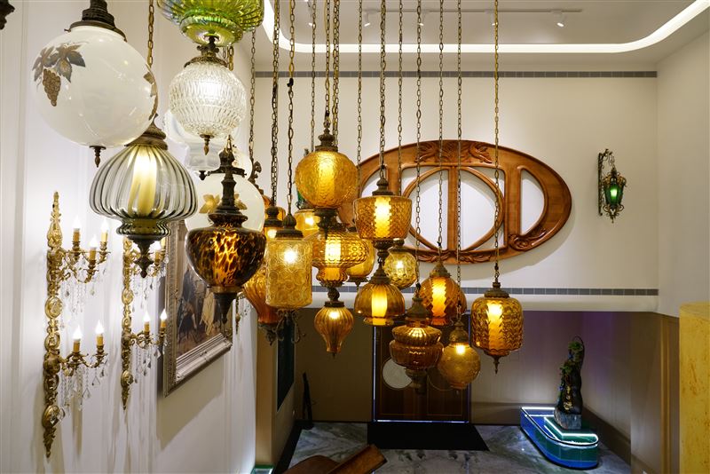 玉天璽一樓迎賓大廳義大利穆拉諾（Murano）手工吹製玻璃吊燈。（圖／品牌業者提供）