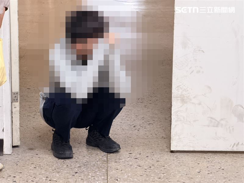 鄭員的男友抵達殯儀館後，悲痛到無法言語。（圖／記者林昱孜攝影）