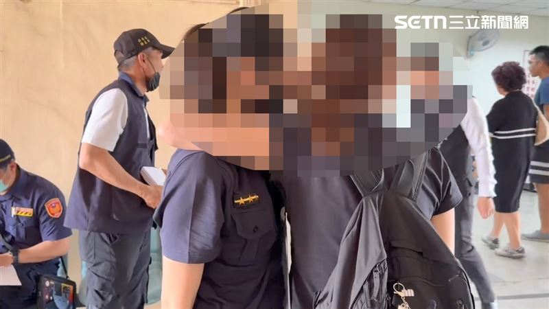 鄭員同事趕到殯儀館也不禁悲從中來。（圖／記者林昱孜攝影）