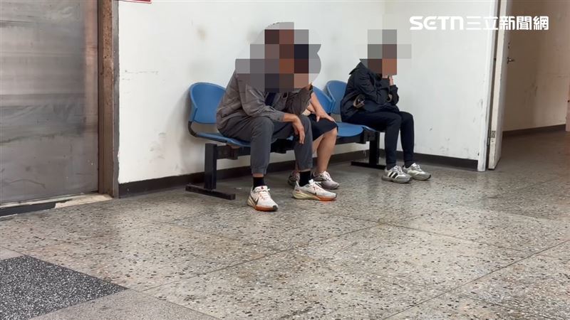 造成女警身亡的遊覽車司機（左一）被帶往殯儀館。（圖／記者林昱孜攝影）